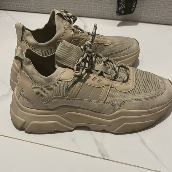 Platform sneakers size 8.5 good worn condition - Picture 2 of 2